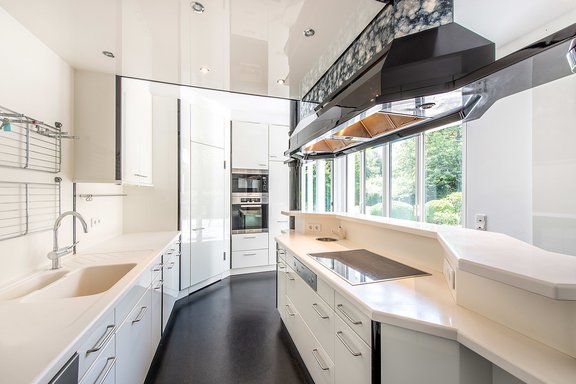 Fitted kitchen with free-standing cooking island