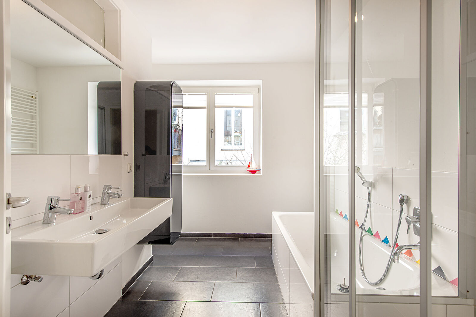 Modernes Badezimmer