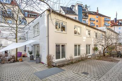 Modern 4 room townhouse with hobby room in courtyard location