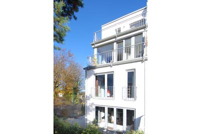 Modernes Eckhaus mit exklusiver Designer-Ausstattung und schönem Südwestgarten