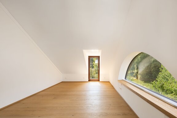 Master bedroom with loggia