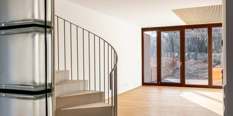 Neubau: Modernes Eckhaus am Starnberger See