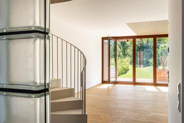 Neubau: Modernes Eckhaus am Starnberger See