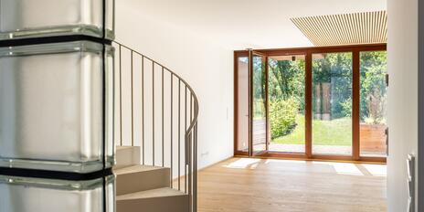 Neubau: Modernes Eckhaus am Starnberger See