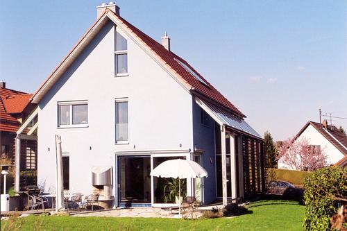 Modernes Einfamilienhaus in transparenter Architektur