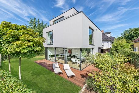 Modernes Einfamilienhaus mit hervorragender Ausstattung, hellem Ambiente und Südwest-Garten