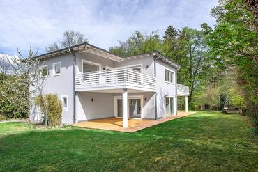 Modern detached house with fireplace, sauna and dream garden