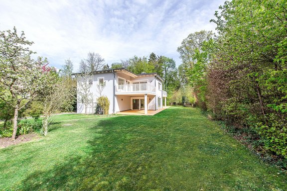 Hausansicht mit großem Grundstück