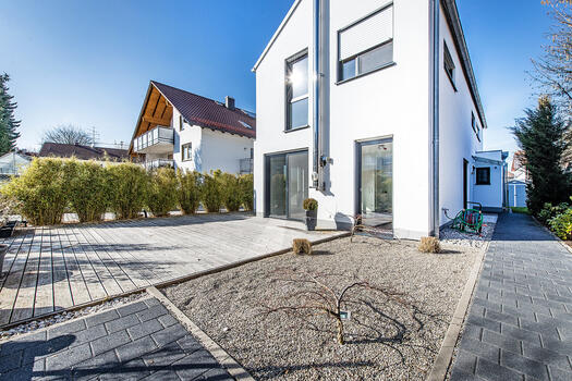 Großer, sonniger Terrassenbereich