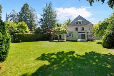 Modern family home with approx. 269 m² and dream garden