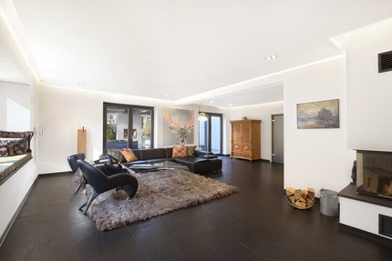 Wohnzimmer mit Kamin