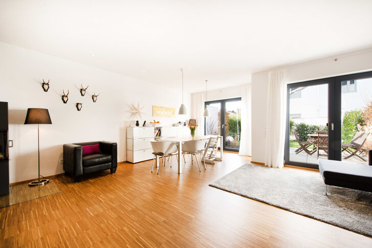 Wohnzimmer mit Blick in den Garten