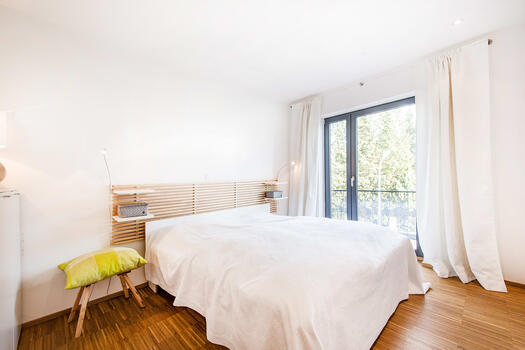 Schlafzimmer mit bodentiefen Fensterflächen