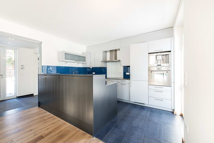 Moderne offene Einbauküche