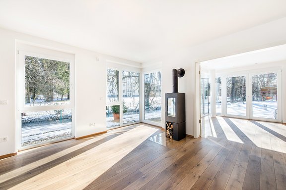 Lichterfüllter Essbereich mit Kaminofen