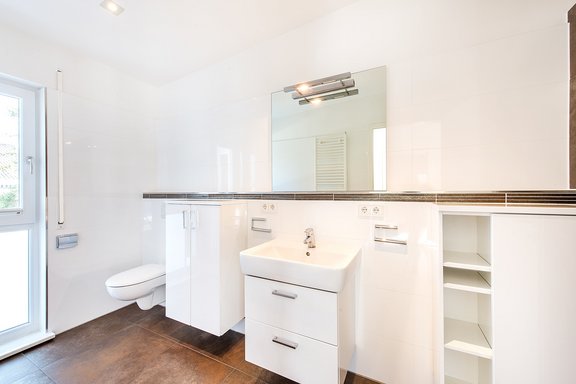 Hochwertiges helles Badezimmer