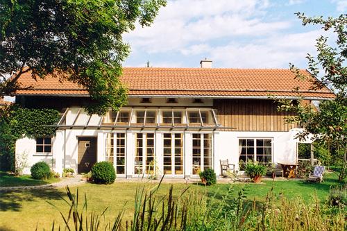 Modernes, helles Einfamilienhaus mit Bergblick