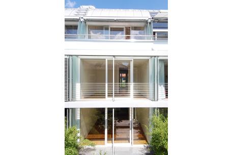 Modern light townhouse with gallery and roof terrace