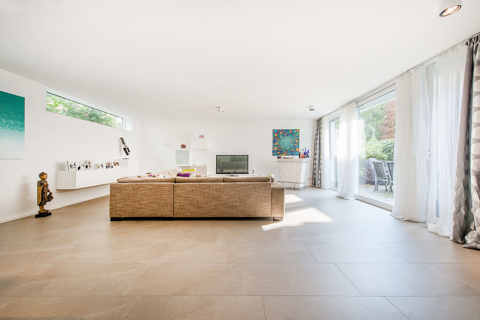 Wohnzimmer mit Zugang zur Terrasse