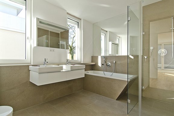 Elternbad mit bodenebender Dusche und Doppelwascht