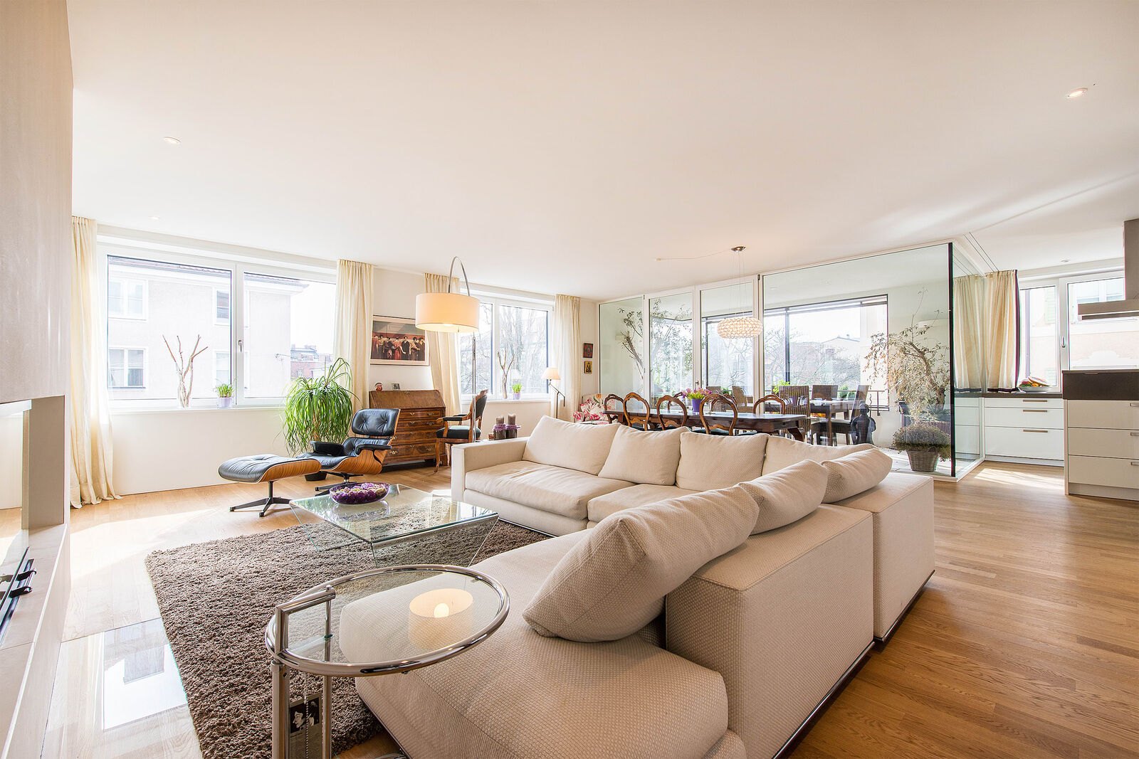 Wohnzimmer mit Südwest-Loggia