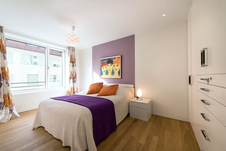 Schlafzimmer mit angrenzender Ankleide