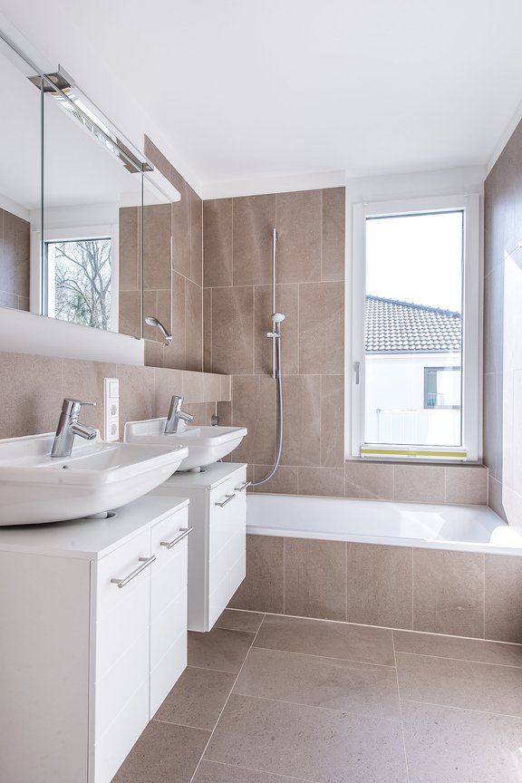 Attractive daylight bathroom