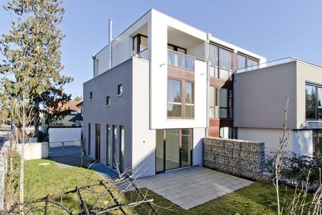 Modern townhouse with excellent facilities and beautiful west garden