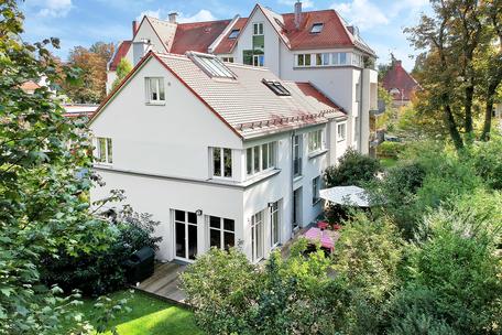 Modernes Stadthaus mit großem Raumangebot und offenem Kamin in absolut ruhiger Gartenlage