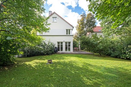 Quiet garden with spacious terrace