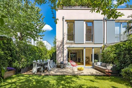Modernes Stadthaus mit Südgarten und Dachterrasse