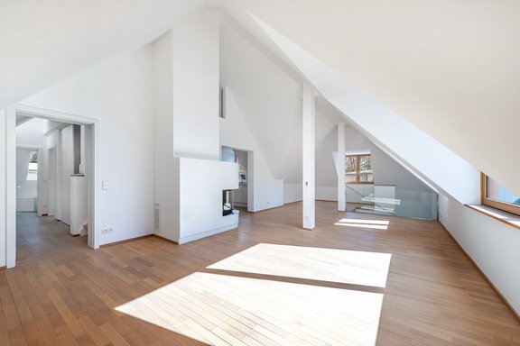 Lichterfüllter Wohnbereich  mit Kamin