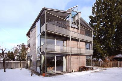 Modernes und lichterfülltes Architekten-Stadthaus in offener Bauweise mit schönem Südgarten