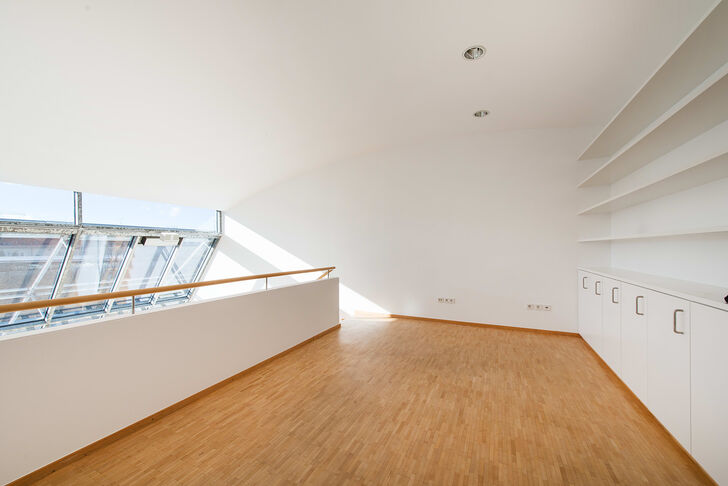 Galerie mit praktischen Einbauten