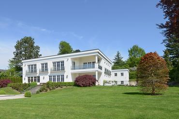 Modernes Villenanwesen mit separatem Gästehaus, 3.257 m² Grund und Blick über den Starnberger See