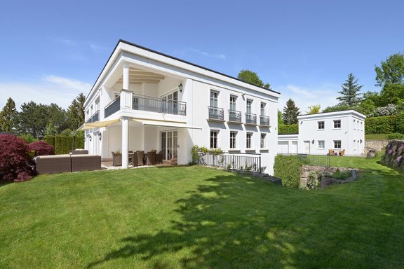 Südansicht mit Gästehaus