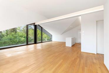 Modernes Zuhause in Pasing: Helle 2,5-Zimmer-Dachgeschoss-Wohnung mit Balkon