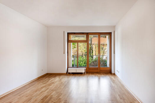 Wohnzimmer mit Westbalkon