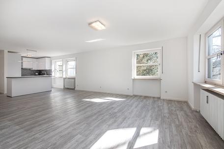 Modernisierte, helle 3-Zimmer-Wohnung mit großem Südbalkon