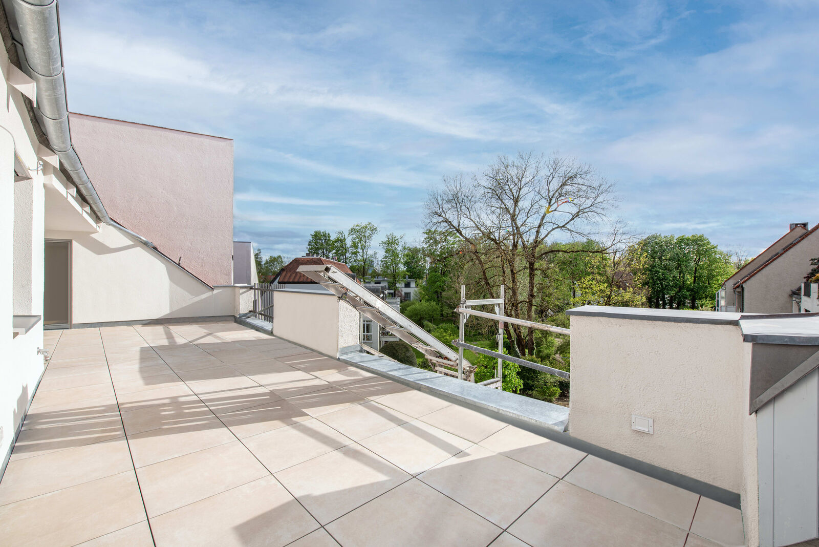 Sonnige Südwest-Dachterrasse (Geländer wird noch montiert)