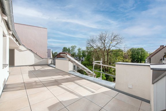 Sonnige Südwest-Dachterrasse (Geländer wird noch montiert)