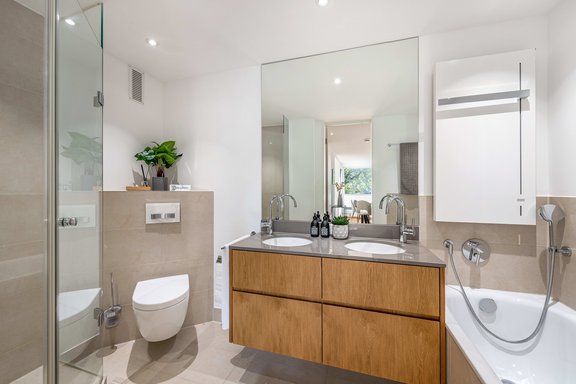 Elegante, helles Bad