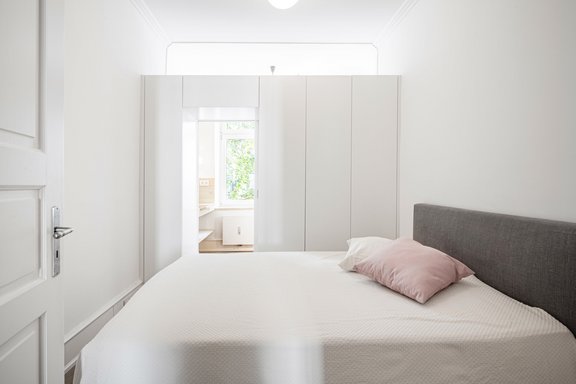 Schlafzimmer mit Schreinereinbauten