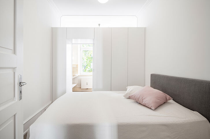 Schlafzimmer mit Schreinereinbauten