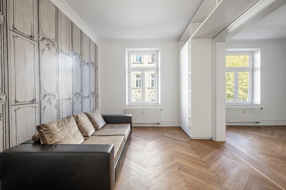 Wohnraum mit praktischen Regaleinbauten