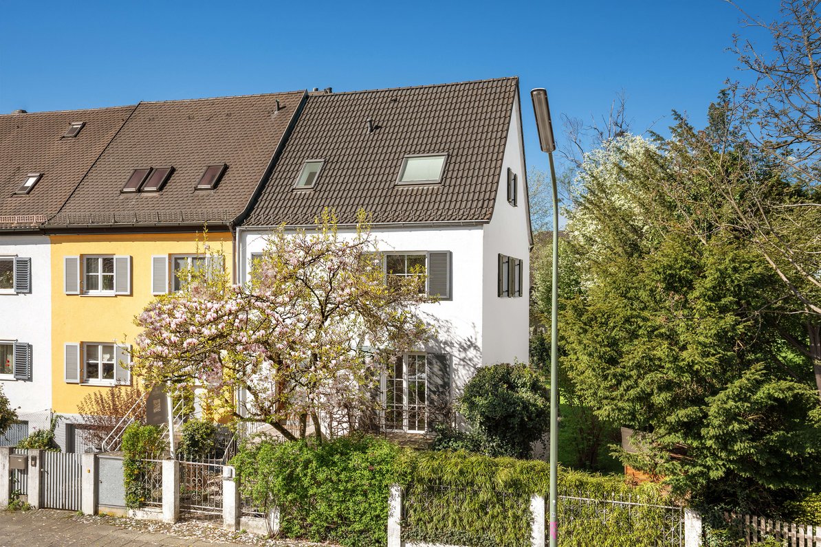 Spacious corner plot