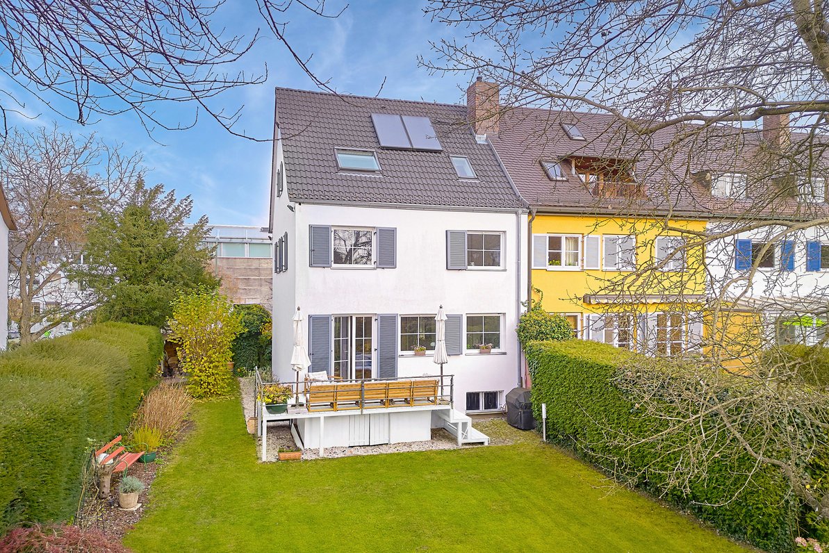 Geräumiges Eckgrundstück