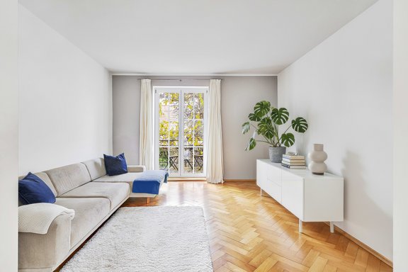 Wohnzimmer mit Balkon