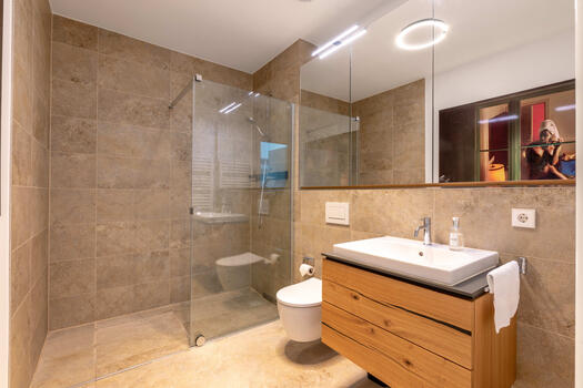 Modernes Bad mit bodengleicher Walk-in-Dusche