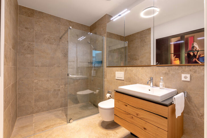 Modernes Bad mit bodengleicher Walk-in-Dusche